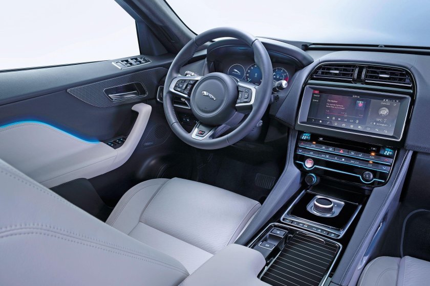 Ягуар f Pace салон