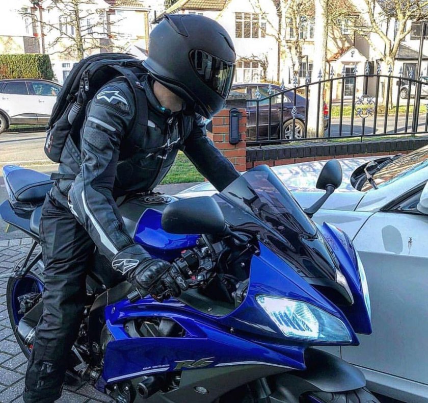 Yamaha r6 черный с мотогонщиком