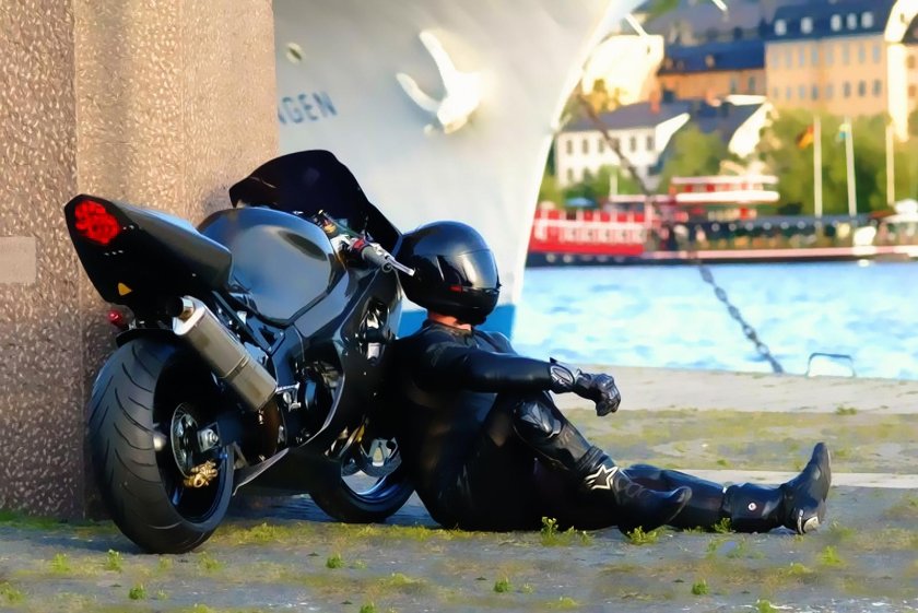 Парень на мотоцикле в шлеме