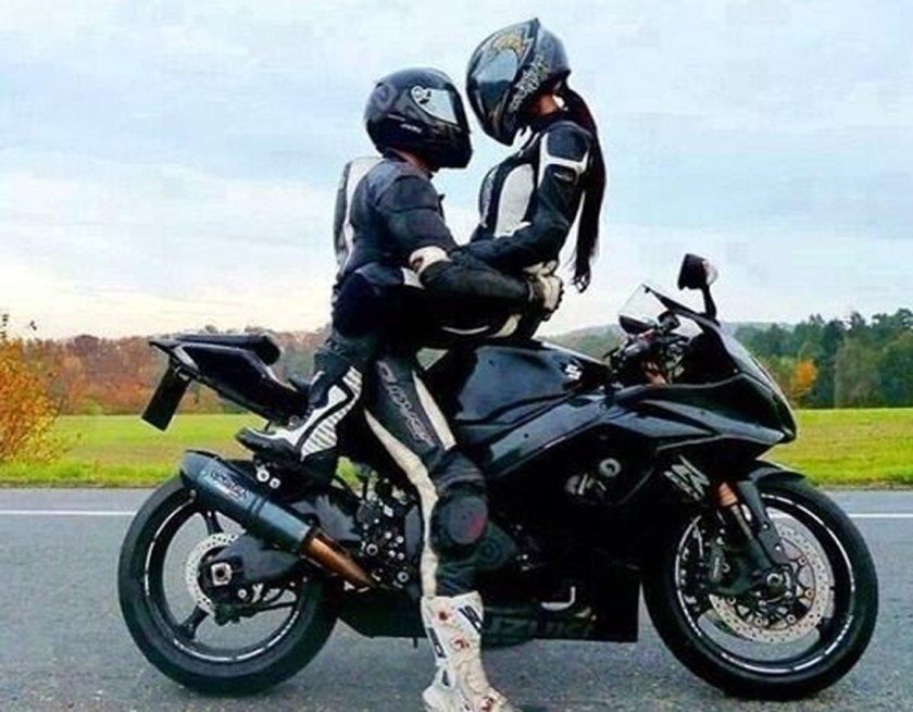 Парень с девушкой на мотоцикле