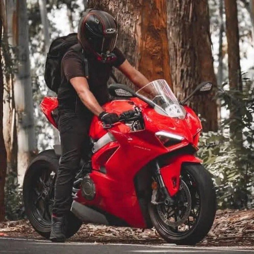 Красный мотоцикл