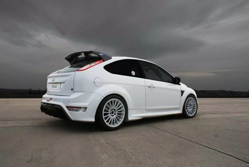 Ford Focus 2 RS белая