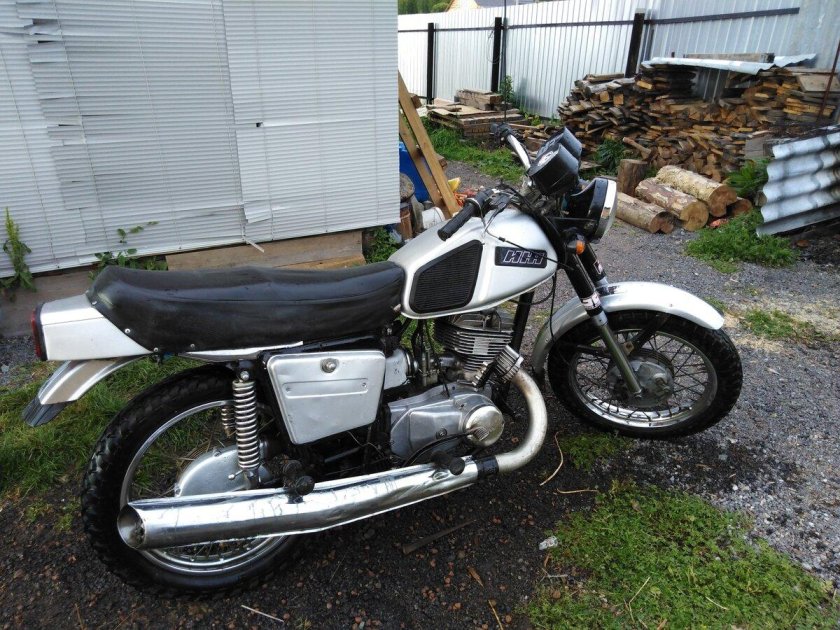 Серебристая ИЖ Планета 5