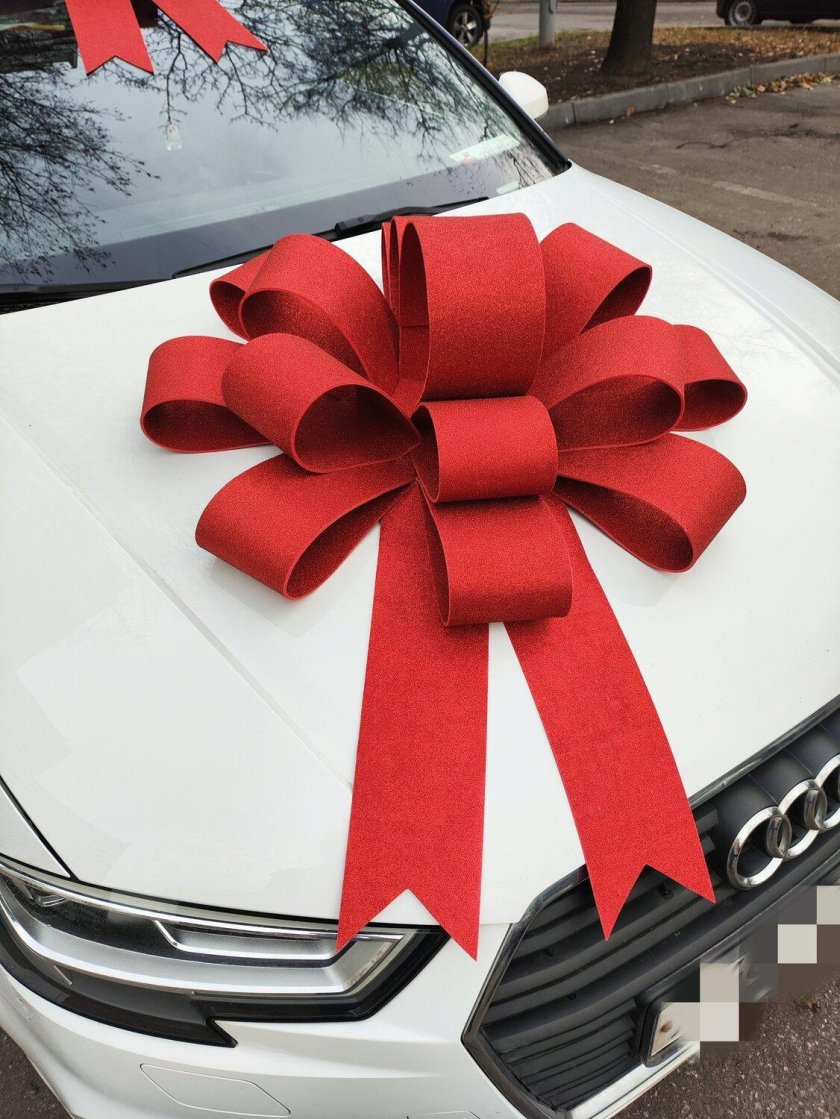 Большой красный бант на машину