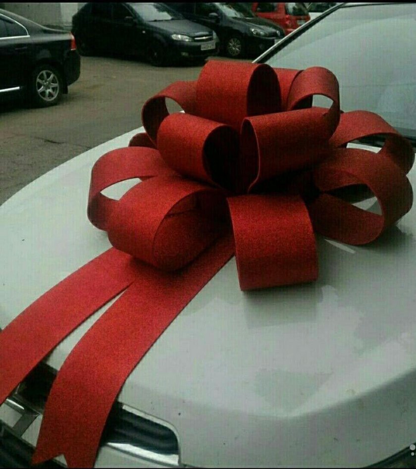 Машина в подарок с бантом