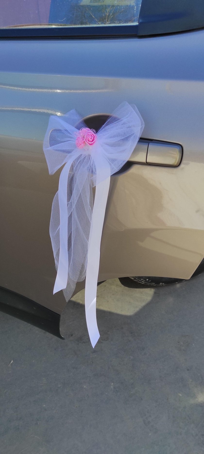 Бант на ручки свадебного автомобиля