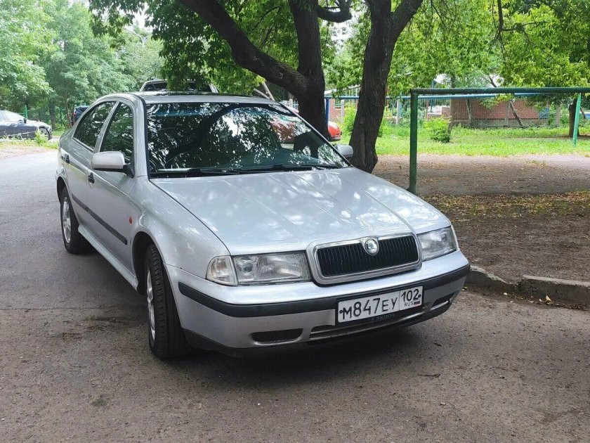 Шкода Октавия серебристая