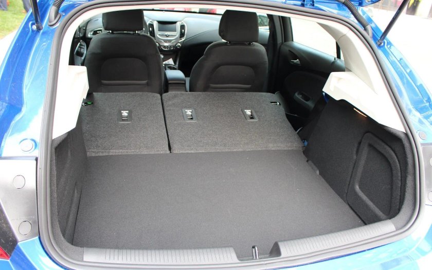 Шевроле Круз хэтчбек 2012 багажник