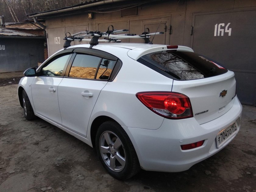 Шевроле Круз хэтчбек 2012 багажник