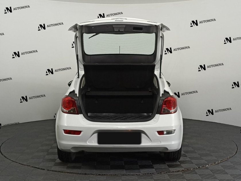 Белый шевроле круз