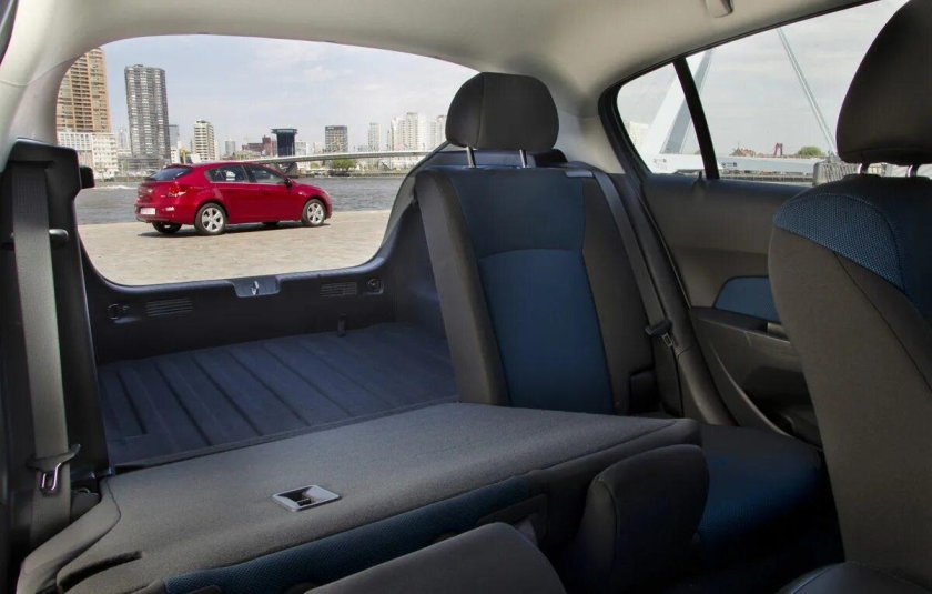 Chevrolet Cruze салон сзади