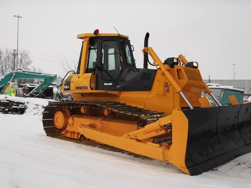 Экскаватор с бульдозерным отвалом