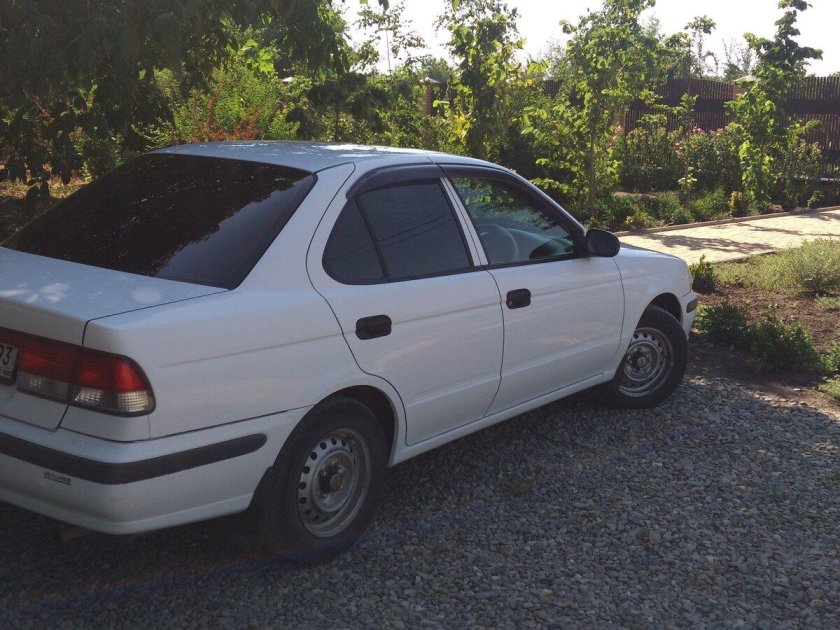 Ниссан Санни белый