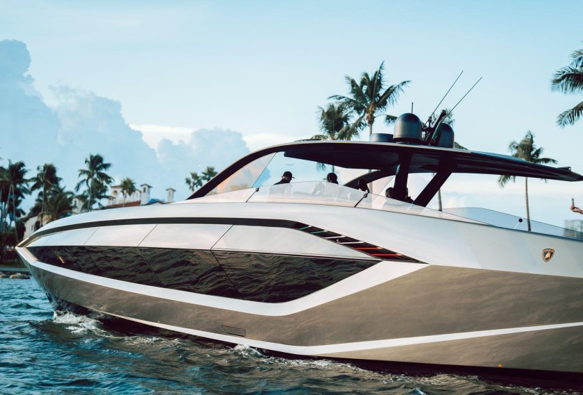 Суперяхта Lamborghini 63