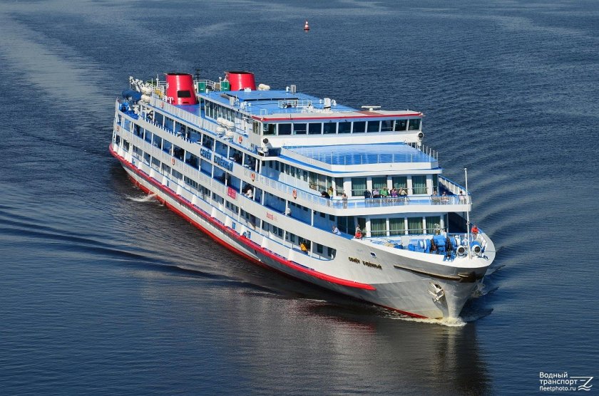 Теплоход Семен Буденный