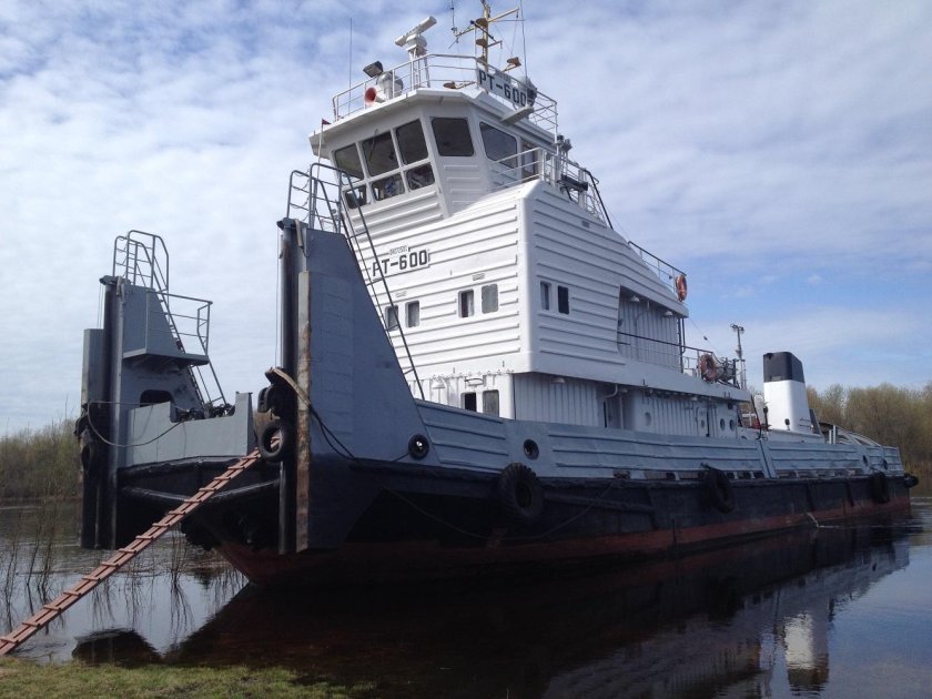 Теплоход буксир толкач РТ-600