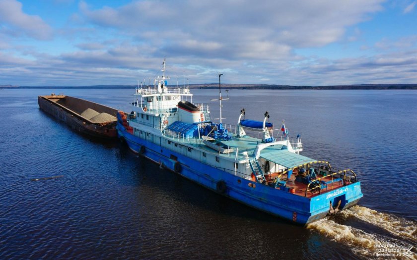 Теплоход буксир-толкач