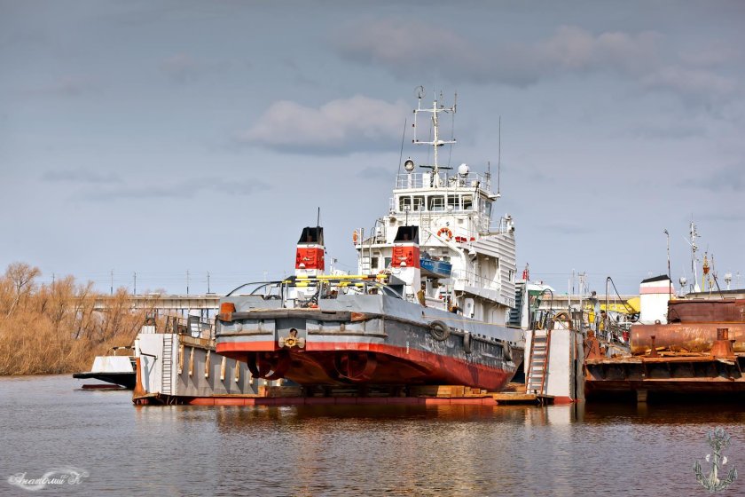 Теплоход буксир-толкач