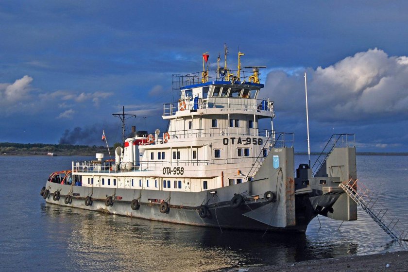 Теплоход буксир-толкач