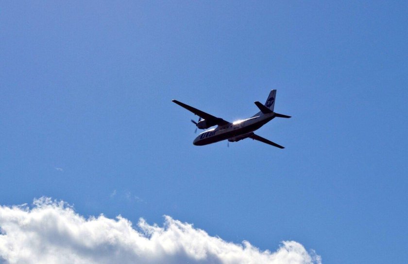 Самолёт АН-24 В небе