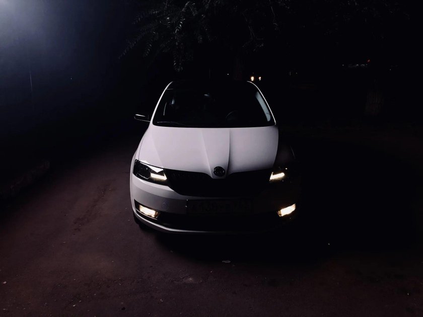 Шкода Рапид белый ночью