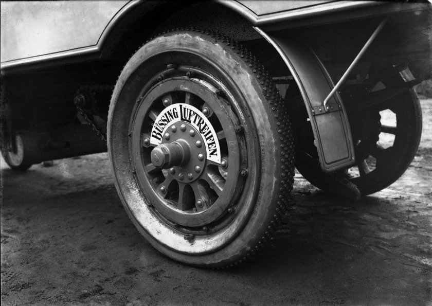 Первые пневматические шины