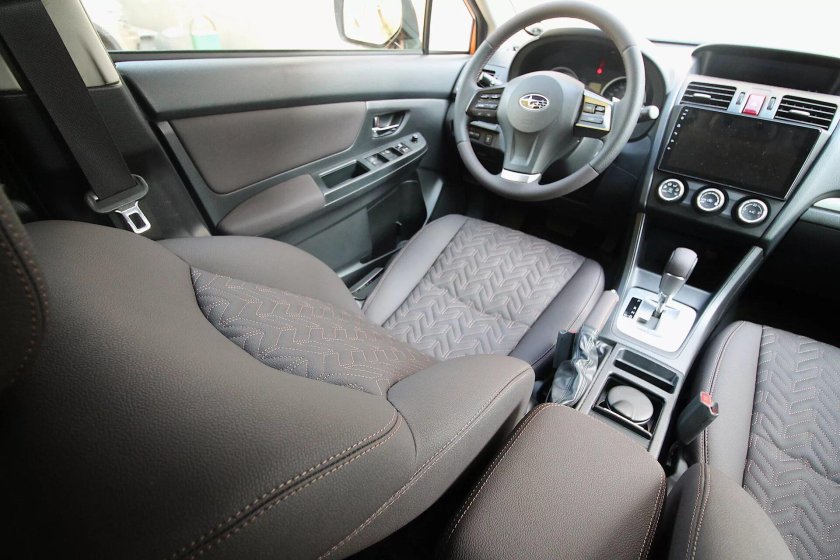 Субару XV белый салон