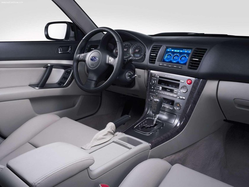 Subaru Legacy 2005 седан салон