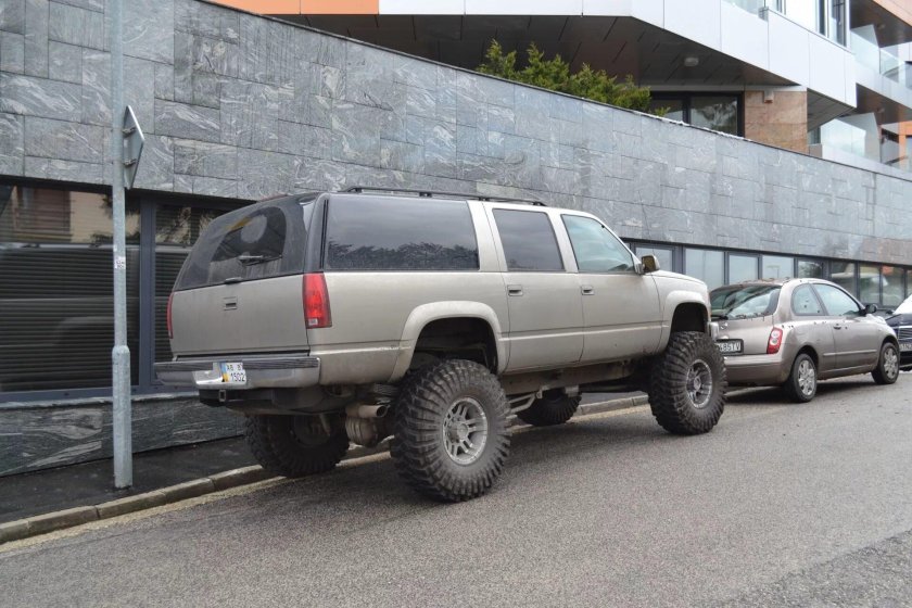 Chevrolet Suburban 2500