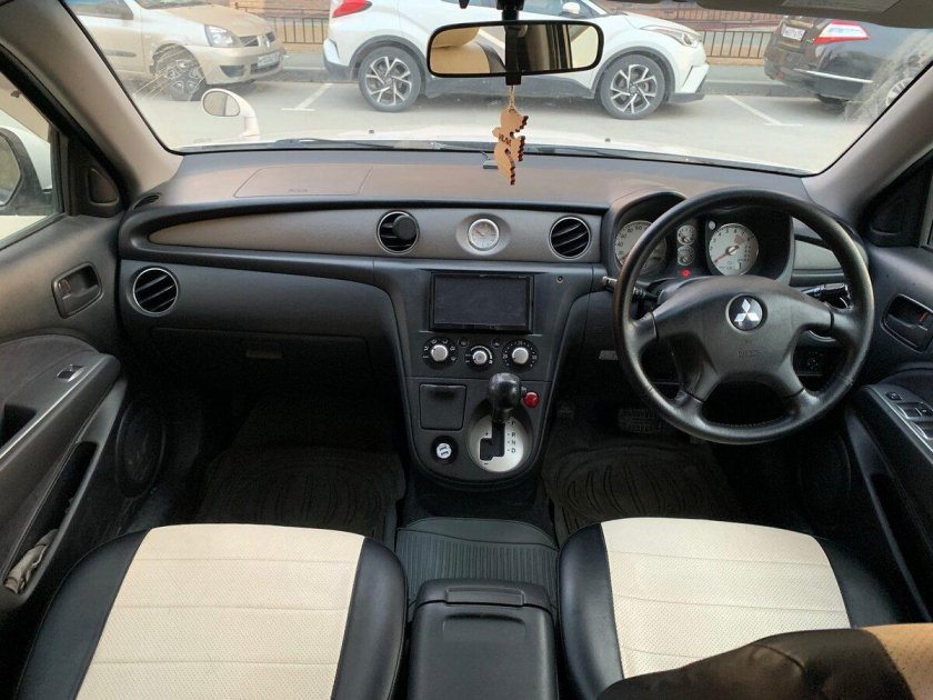 Митсубиси аиртрек 2004 салон