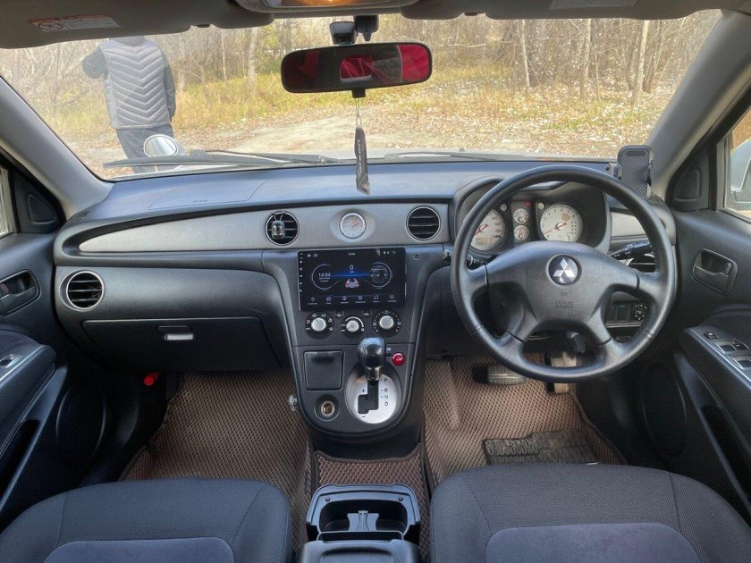 Митсубиси аиртрек 2001 салон