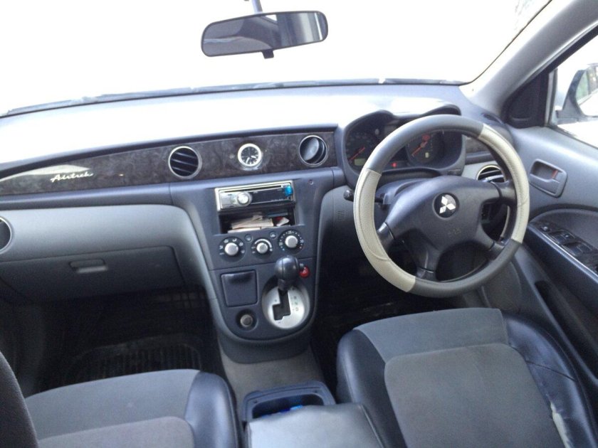 Митсубиси Аиртрек 2002 салон