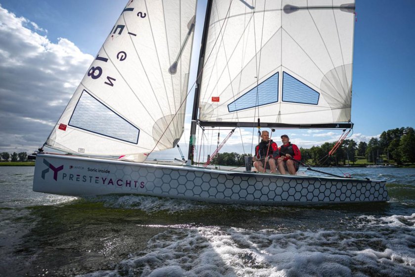 Яхта спортивная