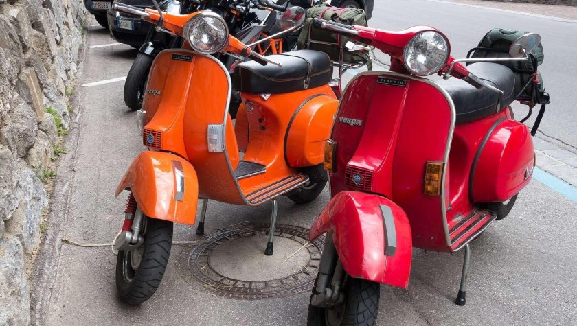 Скутер красный ретро