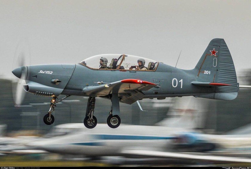 Учебно-тренировочный самолет як-152
