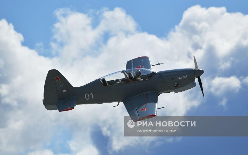 Самолёт як-152