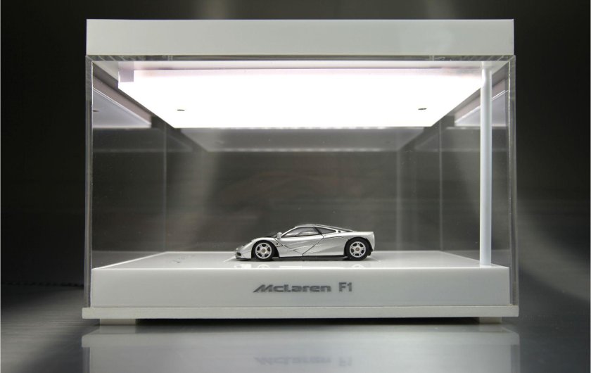 Машина на витрине