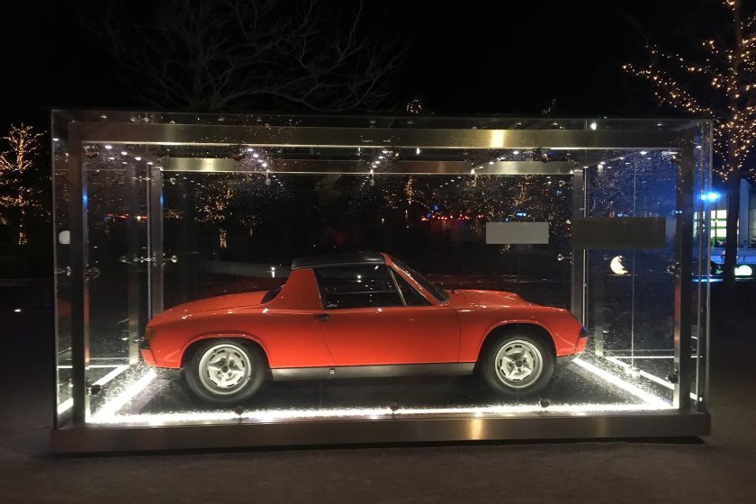 Стеклянный короб для выставочного авто