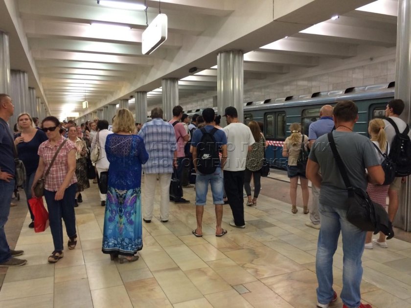 Станция метро Октябрьское поле