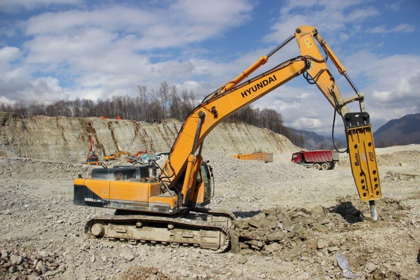 Экскаватор с гидромолотом Hyundai r 210 w