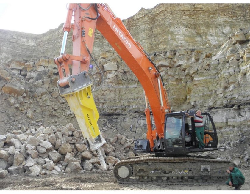 Хитачи 330 экскаватор с гидромолотом