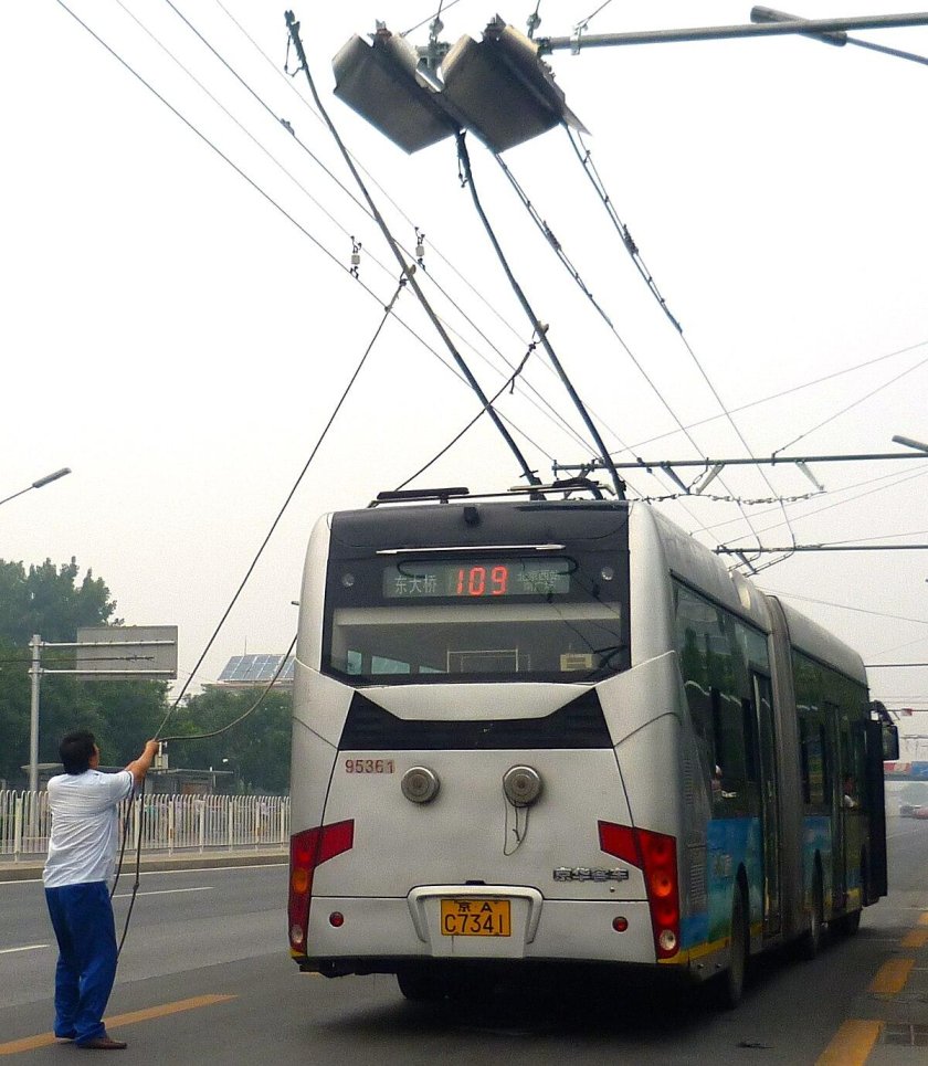 Головка токоприемника троллейбуса