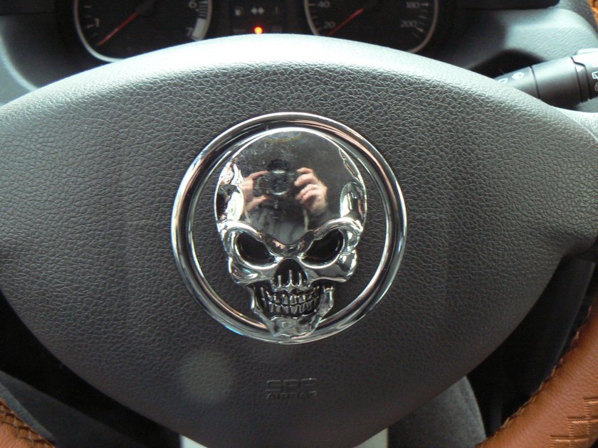 Значок на руль Рено Логан