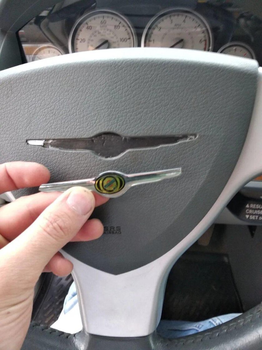 Логотип Крайслер на руле