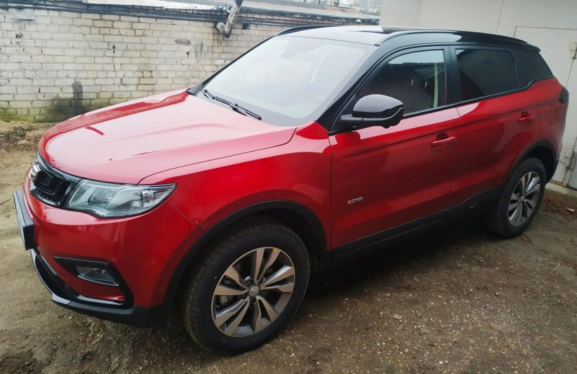 Geely Atlas красный