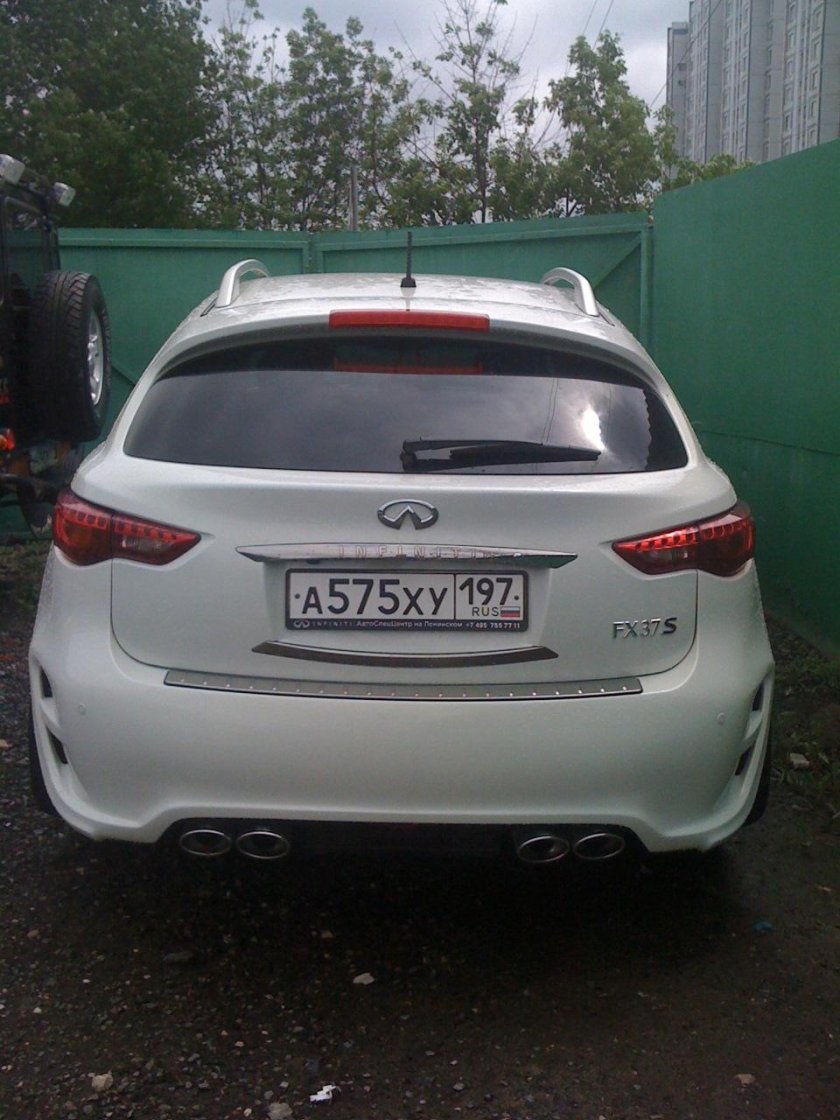 Infiniti FX сзади