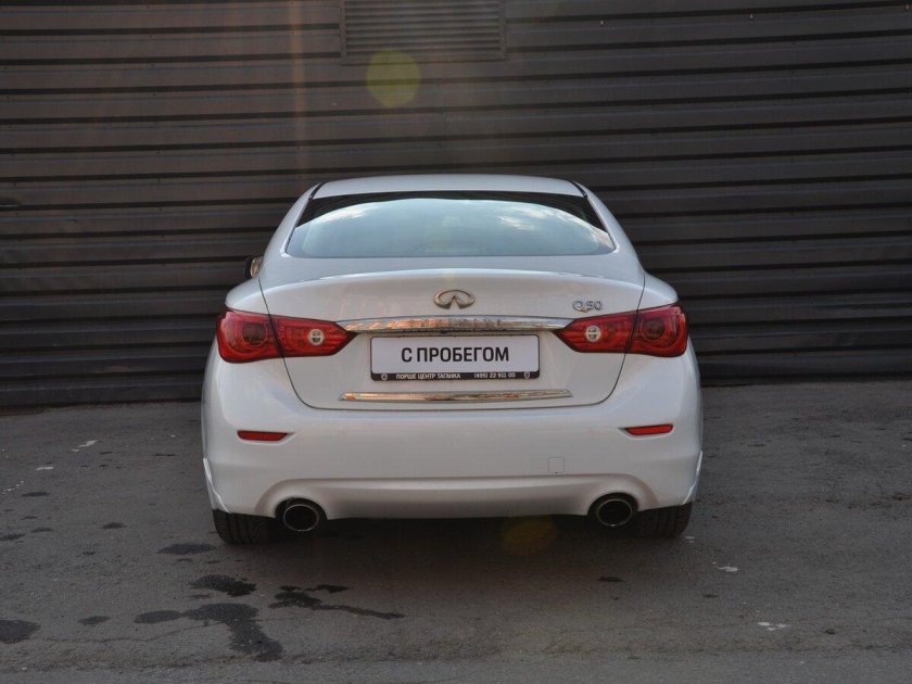 Инфинити q50 белый сзади