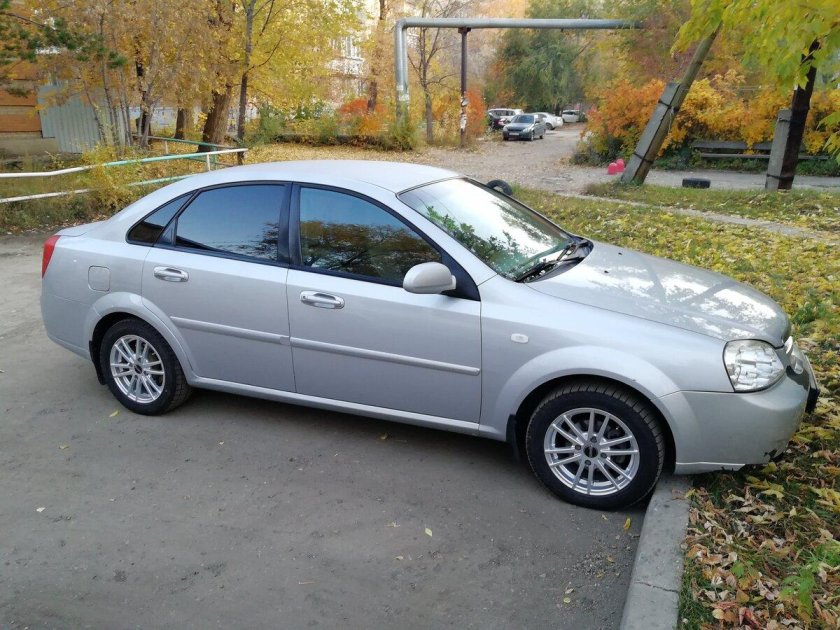 Chevrolet Lacetti серебристый