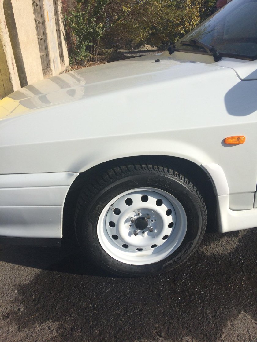 Белая ВАЗ 2114 на штампах r15