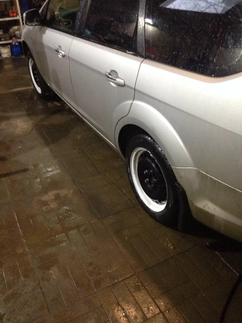 Авто на белых штампованных дисках